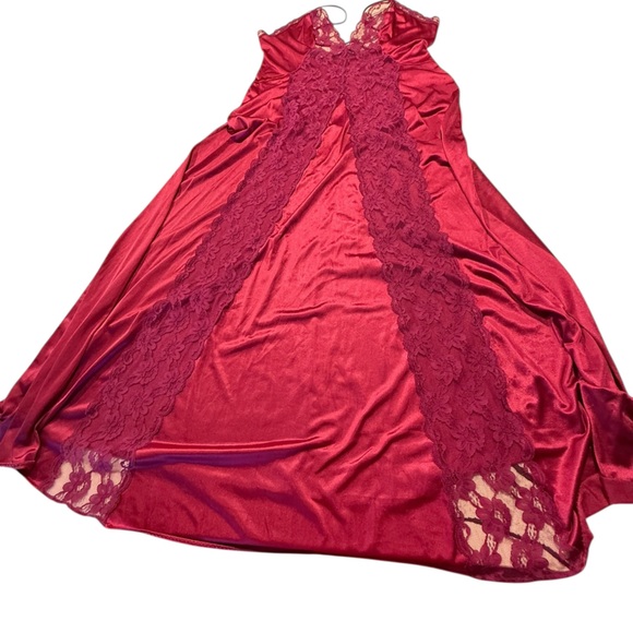 Vintage Val Mode Elegant Lace Nightgown in Deep Rose and Purple Lace Colors - Picture 3 of 7